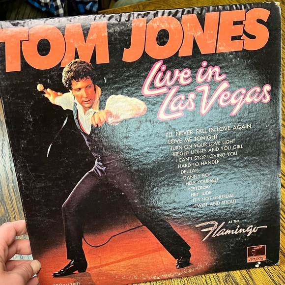 Vinyl Tom Jones Love in Las Vegas - Picture 1 of 7